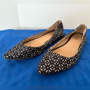 Old Navy Black and Cream Patterned Flats